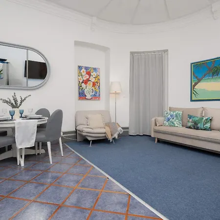 Spacious In The City Center By Rent Like *