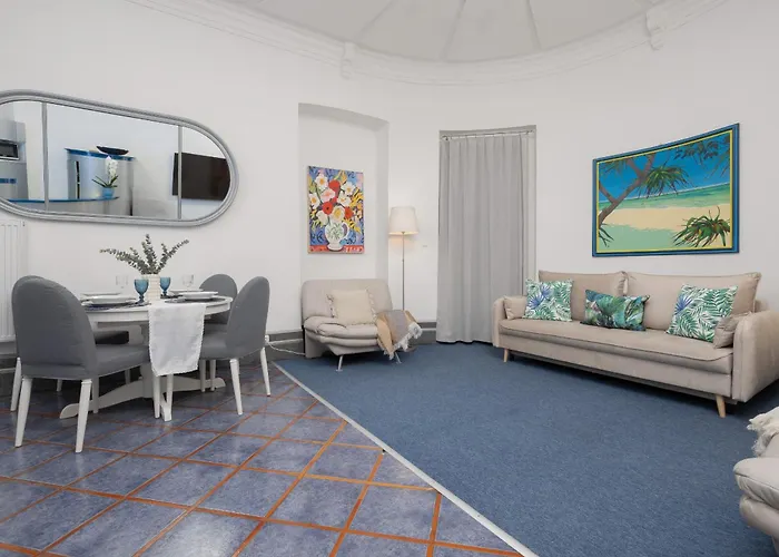 Spacious In The City Center By Rent Like *